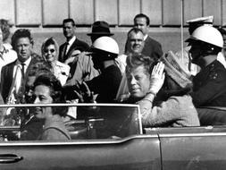 Kennedy fue asesinado cuando se trasladaba en una limusina presidencial descapotable y saludaba a la multitud en compañía de su mujer Jacqueline.