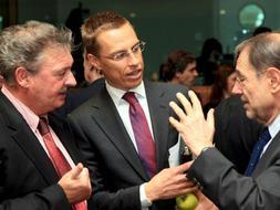 Los ministros de Exteriores de Luxemburgo, Jean Asselborn (izquierda), y de Finlandia, Alexander Stub, conversan con el Alto Representante de la Unión Europea para la Política Exterior y de Seguridad Común, Javier Solana. /Efe