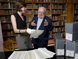 El escritor australiano Thomas Keneally y a la investigadora de la Biblioteca Estatal de Nueva Gales del Sur, Dr Olwen Pryke, con una copia de la lista de 801 nombres de judios salvados del holocausto por Oskar Schindler. / Efe
