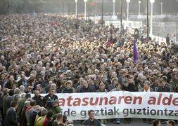 Multitudinaria protesta en San Sebastián por las detenciones contra Batasuna