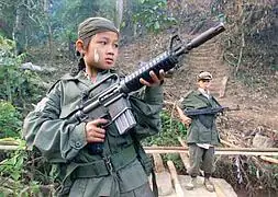 Niño soldado empuñando un arma en Filipinas. / Foto: Archivo | Vídeo: World Vision