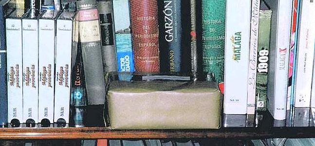El paquete bomba, en una estantería de la casa de la periodista Marisa Guerrero.