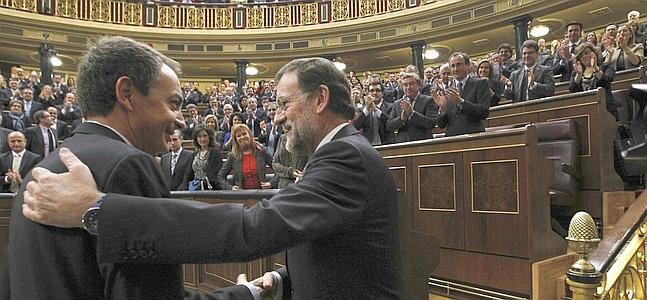 Zapatero felicita a Rajoy, tras ser investido presidente del Gobierno. / Reuters