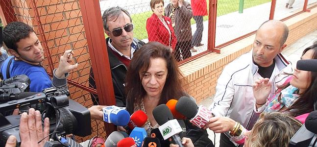 La abogada de la madre, María del Reposo Carrero, atiende a los medios. / Salas (Efe)