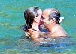 El obispo y la mujer, abrazados en una playa mexicana./ 'La Nación'