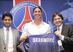 Ibrahimovic posa con la camiseta del PSG. / AFP