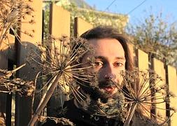 Tenía una larga melena trenzada que le llegaba a la cintura producto de 4 años sin cortarse el pelo, pero se la acaba de rapar al cero. / Paula Prats