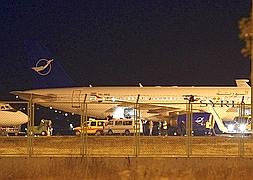 El avión sirio obligado a aterrizar en el aeropuerto de Ankara. / Cem Oksuz (Reuters)