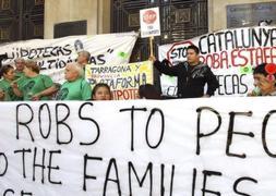 Manifestación contra un desahucio en Barcelona. / Efe