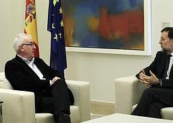 Mariano Rajoy, durante la reunión que ha mantenido con el líder de IU, Cayo Lara. / Sergio Barrenechea (Efe)
