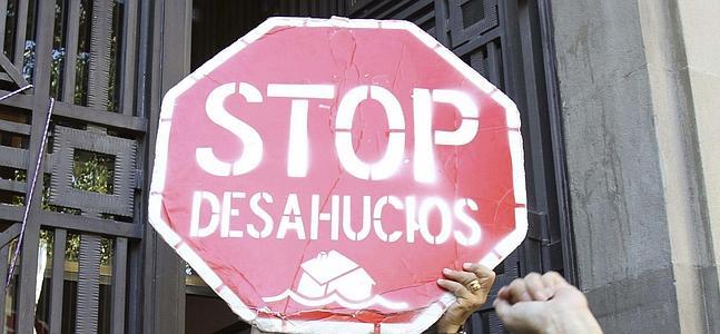Activistas de la Plataforma de Afectados por la Hipoteca, durante una protesta. / Foto: Efe | Vídeo: Atlas