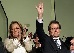 Artur Mas, junto a su mujer, saluda a sus simpatizantes. / Foto: Reuters | Vídeo: Europa Press