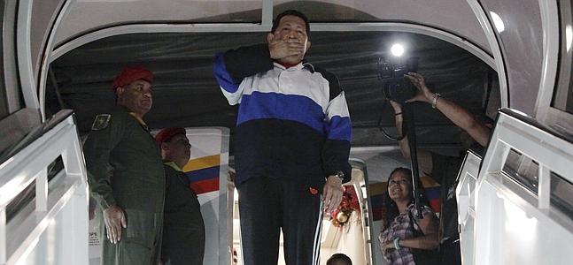Chávez despidiéndose de su Gobierno en el aeropuerto de Caracas. / Afp | Atlas