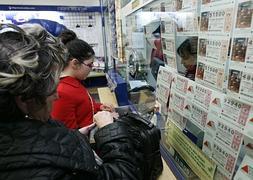 Personas comprando décimos de lotería. / Archivo
