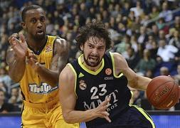 Sergi Llull intenta avanzar con la oposición de un rival. / Efe