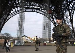 Un soldado francés patrulla la Torre Eiffel. / Afp