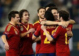 Cesc Fàbregas recibe la felicitación de sus compañeros tras el primer gol del partido./Marwan Naamani (AFP)