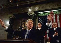 Bill Clinton saluda a los miembros del Congreso a su llegada para oferecer su discurso del Estado de la Unión en 1999. / Efe