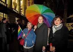 Activistas gais aguardan a las puertas del Parlamento de Nueva Zelanda, en Wellington. / AFP