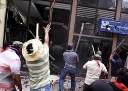 Los manifestantes arremeten contra una sede del PAN. / Reuters