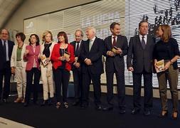 Moratinos, arropado por Zapatero y otros ex ministros socialistas. / Efe
