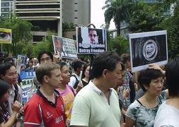 Muestras de apoyo a Edward Snowden. / Foto: Isabel Fueyo (Efe) | Vídeo: Atlas