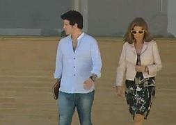 El hijo y la mujer de Bárcenas salen de Soto del Real. / Cuatro