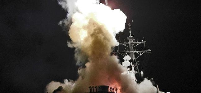 Un buque de guerra de EE UU dispara un misil Tomahawk cerca de la costa de Libia. / Afp
