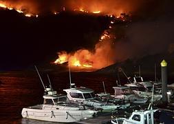 Fuego cerca del río Xallas, entre los concellos de Carnota y Dumbría. / Efe