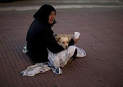 Una mujer pide limosna en una calle de Málaga. / Reuters
