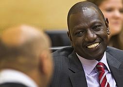 El vicepresidente de Kenia , William Ruto , conversa con su abogado defensor. / Efe