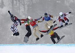 El español Eguibar, entre varios rivales de la prueba de snowboarder cross. / Mike Segar (Reuters) VÍDEO: Virginia Carrasco