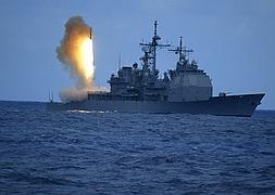 Un buque de la Armada estadounidense dispara un misil. / Reuters