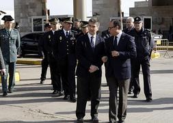 El director general de la Policía, Ignacio Cosidó (i), acompañado del delgado del Gobierno en Melilla, Abelmalik El Barkani (d). / Efe
