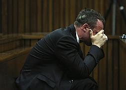 Pistorius se tapa la cara durante el juicio. / Thema Hadebe (Efe) | Vídeo: ATLAS España