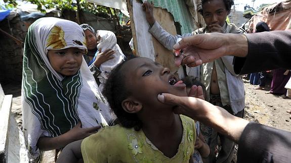 Una niña recibe la vacuna oral de la polio durante una campaña en Yemen. 