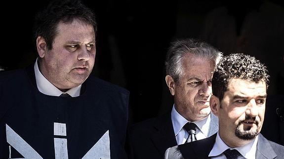 Claudio Scajola sale de la sede de la Dirección de Investigación Antimafia. 