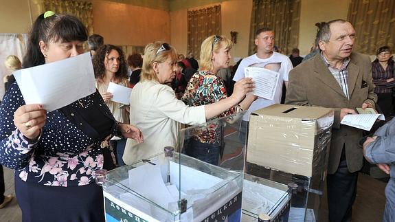 Votación en un colegio electoral de Donetsk. 