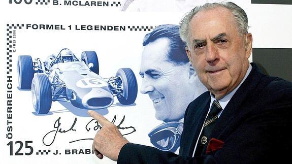 Jack Brabham señala un cartel. 