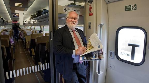 Arias Cañete, en el tren que lo llevó esta semana de Madrid a Alicante.