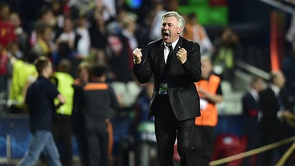 Ancelotti celebra el título.