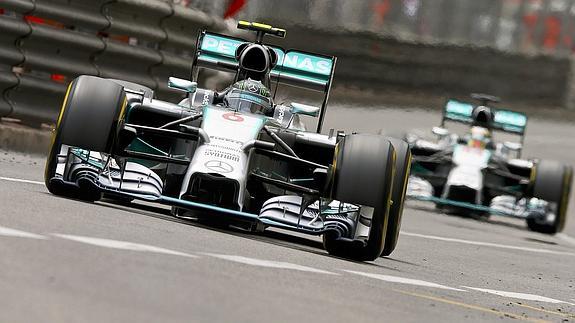 Rosberg, por delante de Hamilton. 