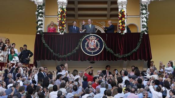 El Rey saluda a los presentes en la plaza de Las Ventas, puesta en pie para la ovación.