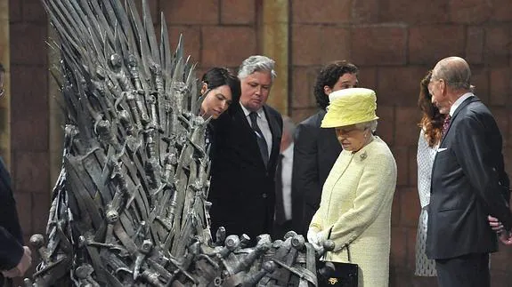 Isabel II y el príncipe Felipe (dcha) observan el Trono de Hierro. 