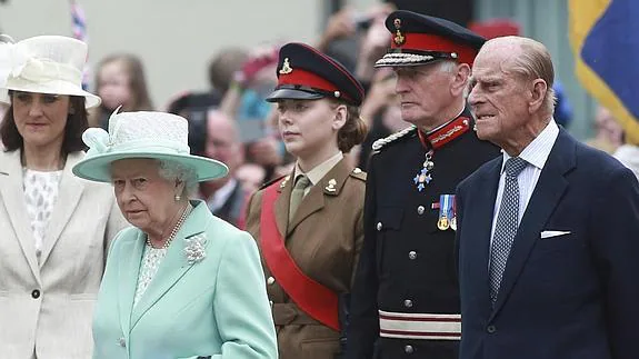 Isabel II y su marido, en su visita a Irlanda del Norte. 