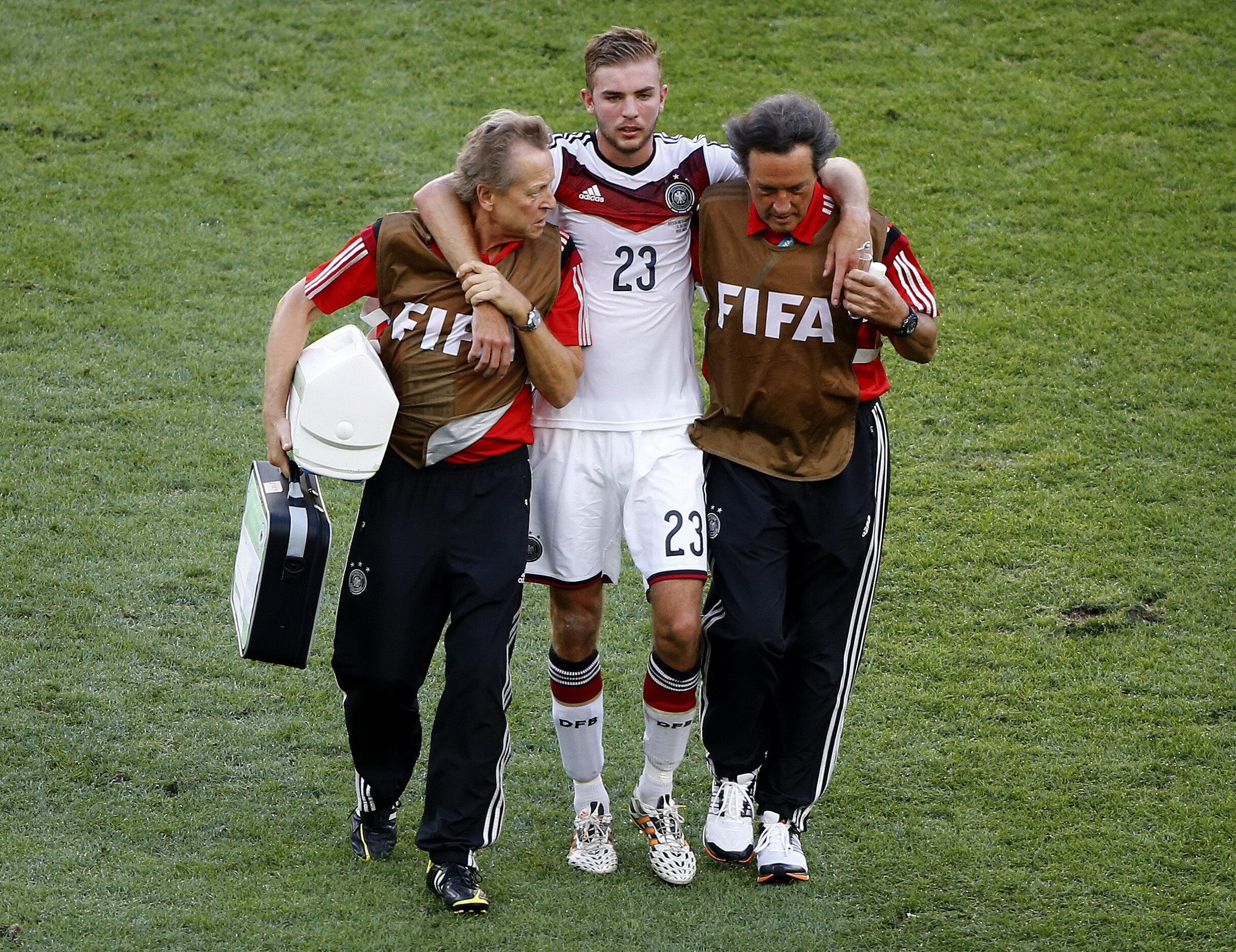 Kramer se retira de la final del Mundial ayudado por dos asistentes. 