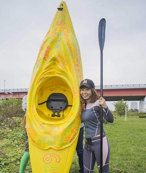 Megumi Igarashi posa junto a una de sus obras: un kayak con la forma de su vagina