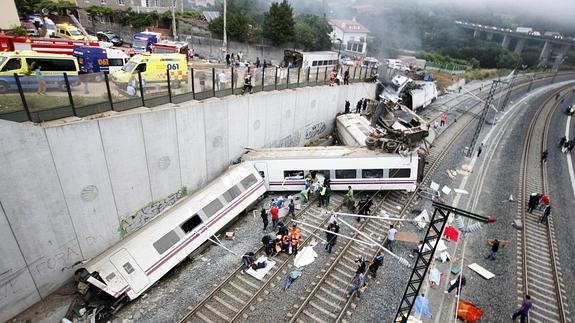 Bomberos, policias y personal sanitario rescatan a las víctimas en el lugar de la tragedia