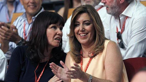 Micaela Navarro (i.), junto a Susana Díaz. 