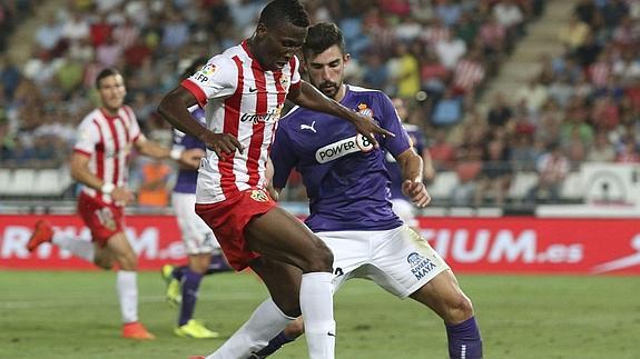 Zongo protege el balón. 